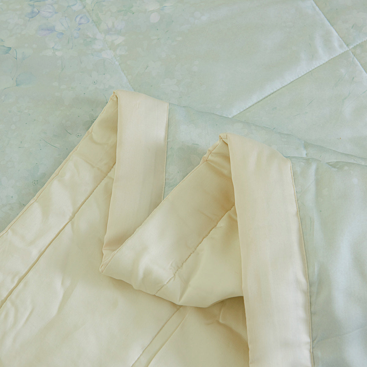 Orabe Floral TENCEL™ Lyocell Lightweight Comforter