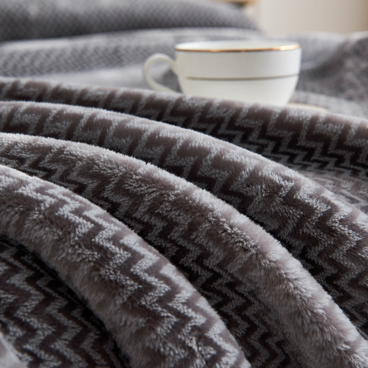 Echo Pattern Raschel Velvet Winter Blanket