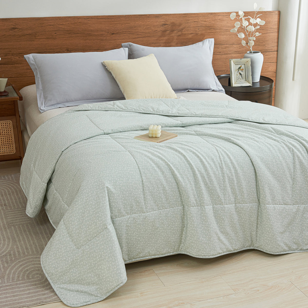 Iota Plum Green Cotton Light Comforter