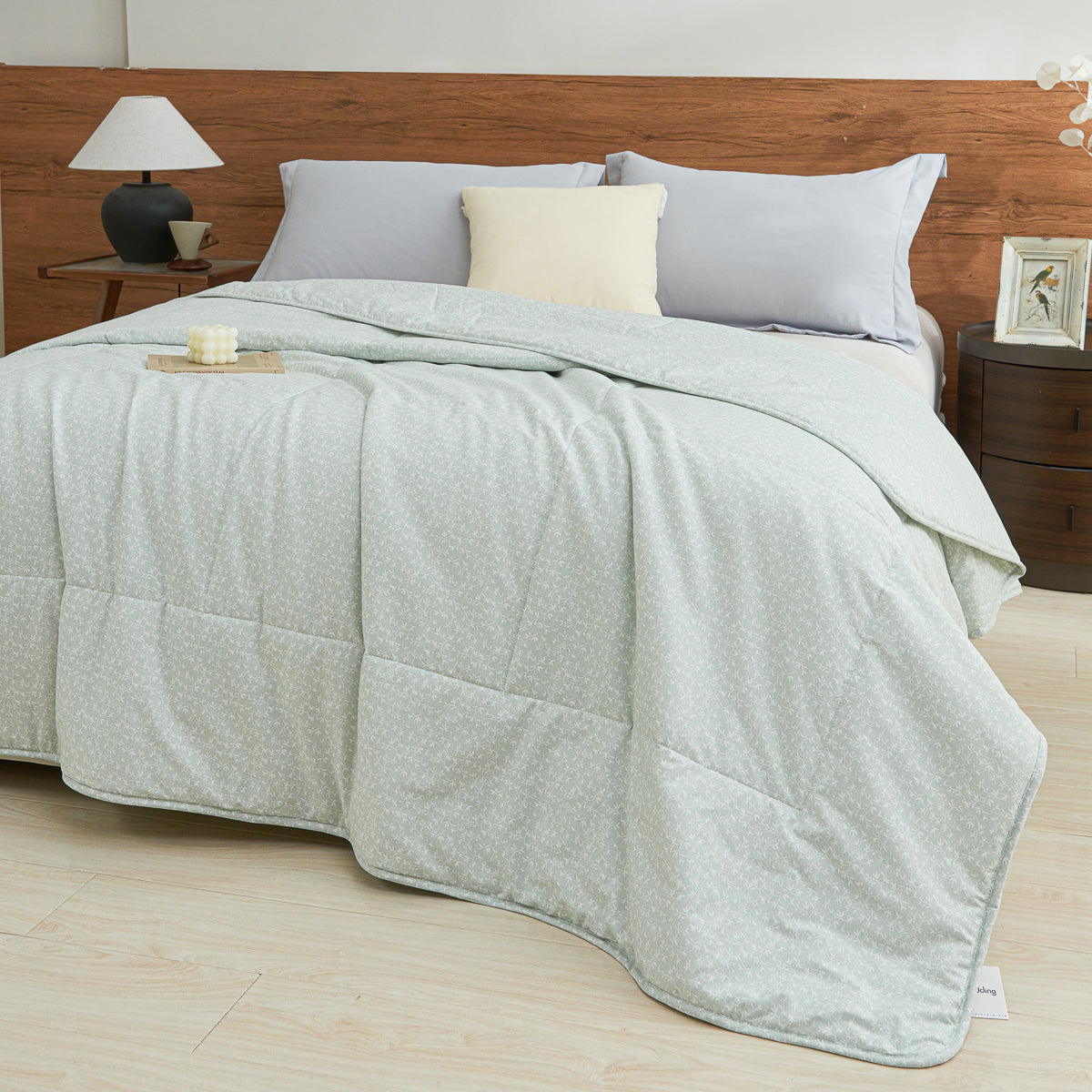 Iota Plum Green Cotton Light Comforter