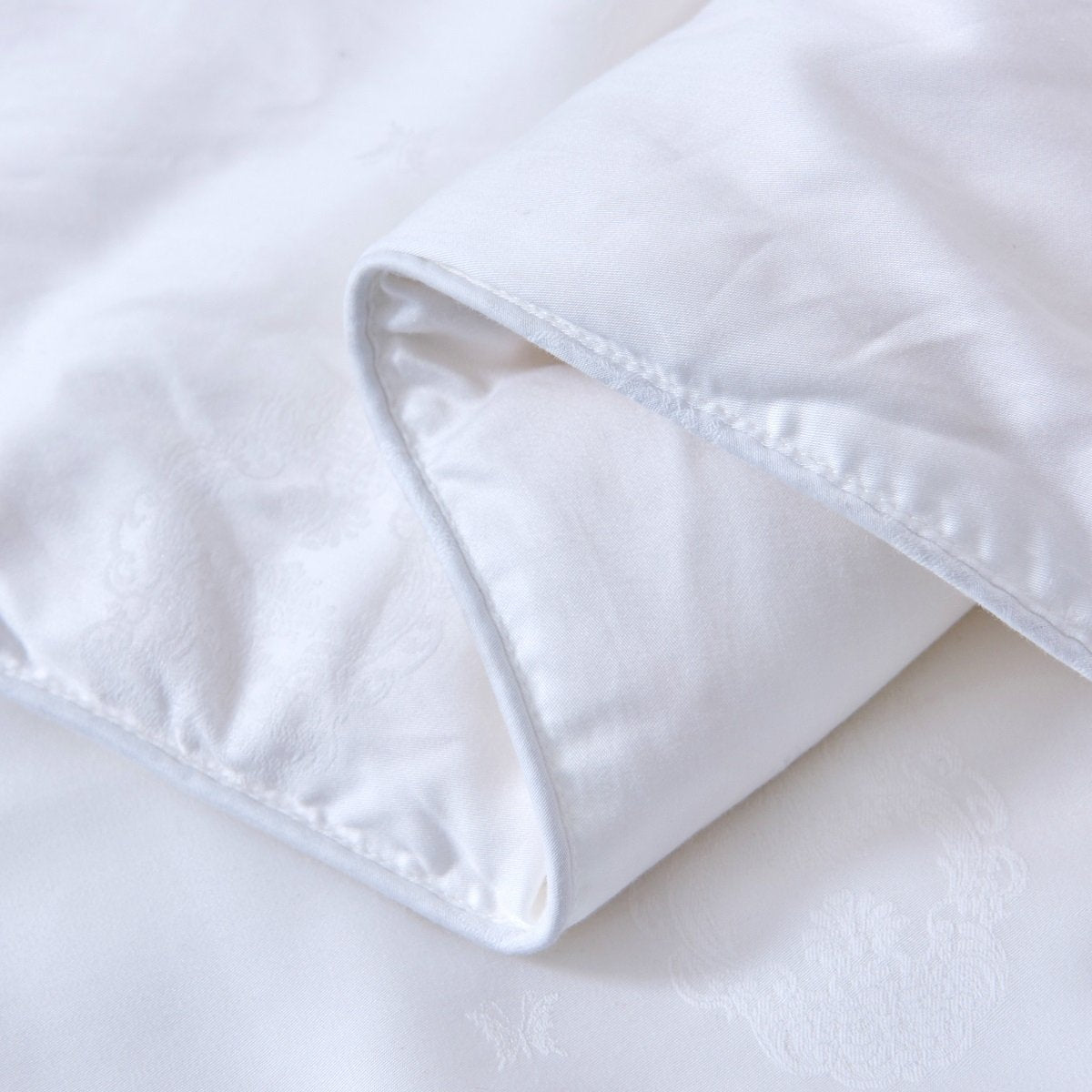 200 x 230 size Solid White Luxe Mulberry Silk All Season Duvet Insert