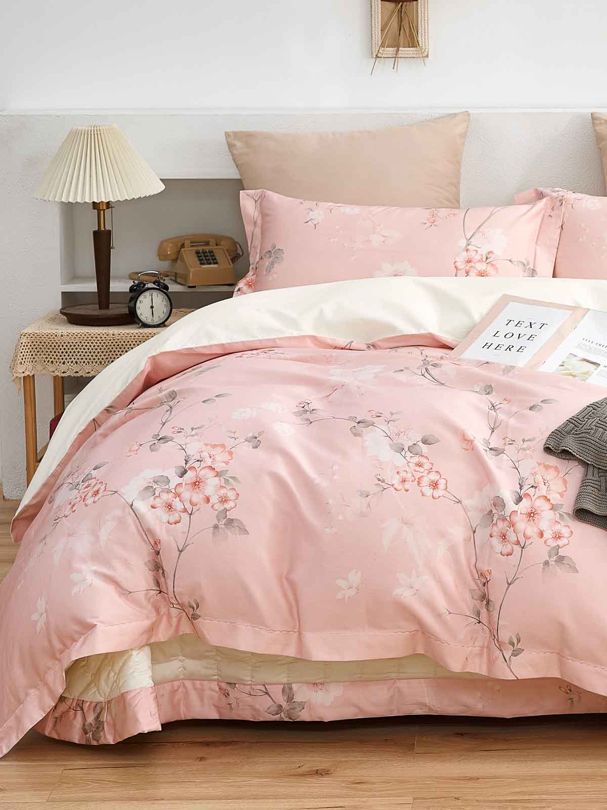 Bedspread and pillow outlet set